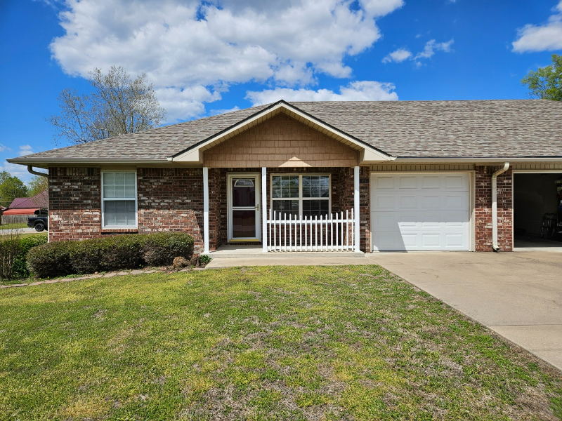 17 W 9th St in Grove, OK - Building Photo