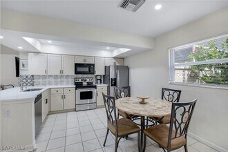 156 Sabal Lake Dr in Naples, FL - Building Photo - Building Photo