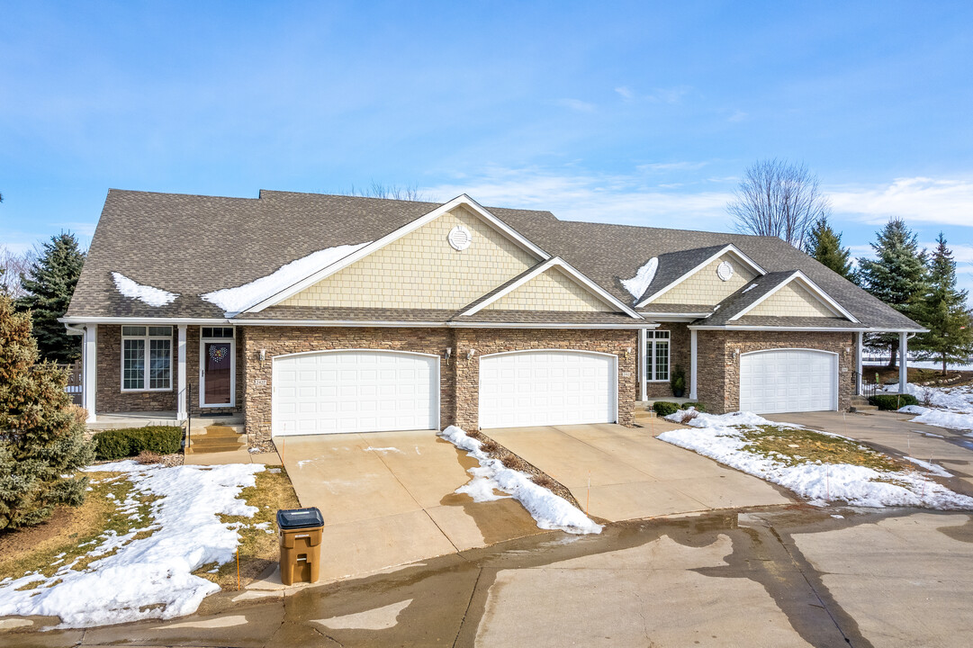 Country Club Pointe Townhomes in Clive, IA - Foto de edificio