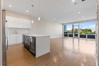 2335 W Chicago Ave in Chicago, IL - Building Photo - Building Photo
