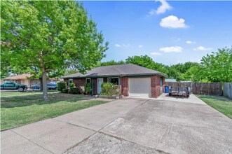 433 White Oak Ln in Burleson, TX - Building Photo - Building Photo