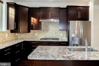 42624 Lisburn Chase Ter in Chantilly, VA - Foto de edificio - Building Photo