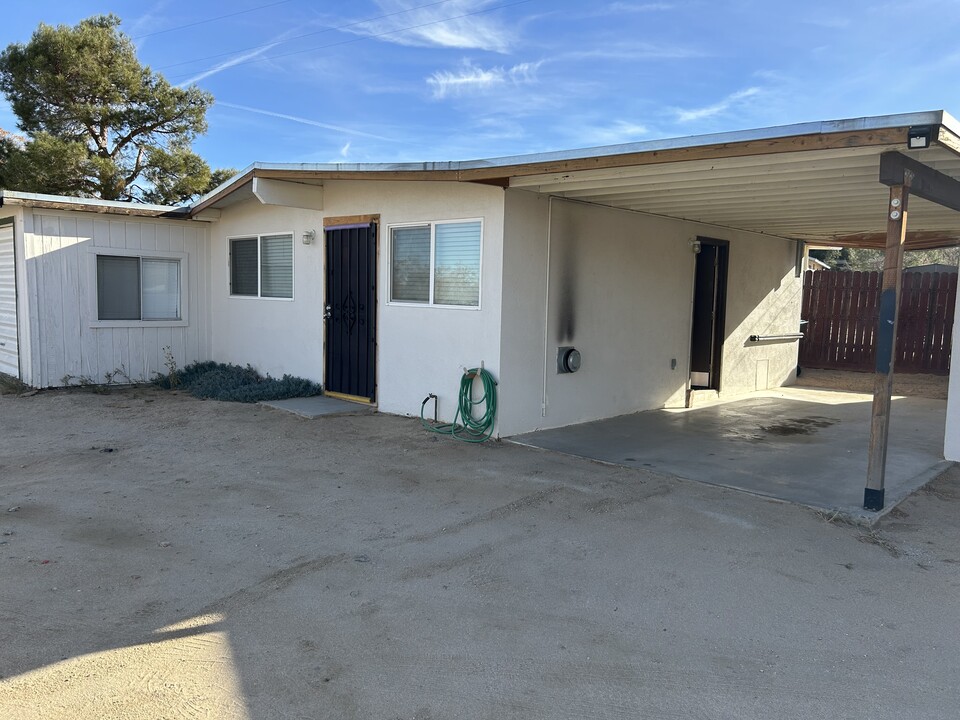 7444 Borrego Trl in Yucca Valley, CA - Foto de edificio