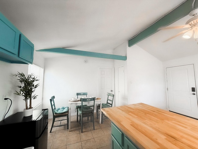 107 E Venus Ln in South Padre Island, TX - Foto de edificio - Building Photo