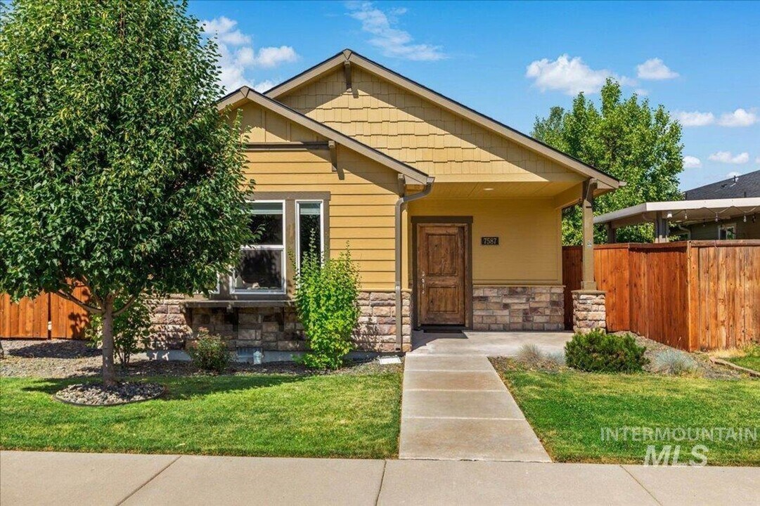 7587 Froman Ave in Garden City, ID - Building Photo
