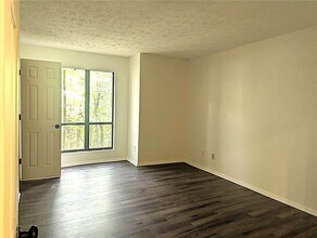 101 Warm Springs Cir in Roswell, GA - Building Photo - Building Photo