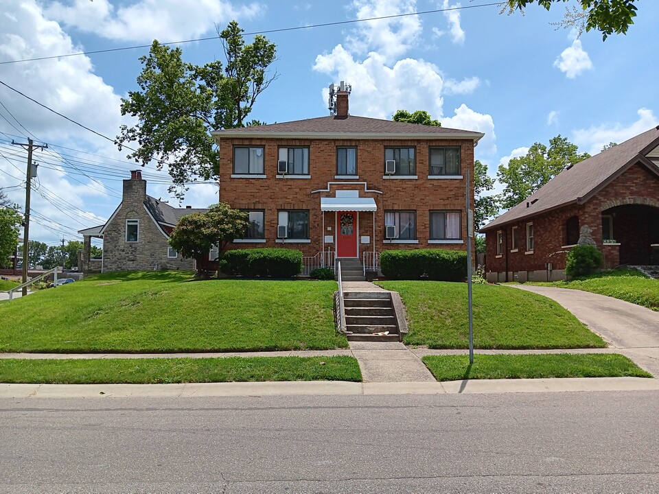 4525 Roth Ave, Unit 1 W in Cincinnati, OH - Foto de edificio