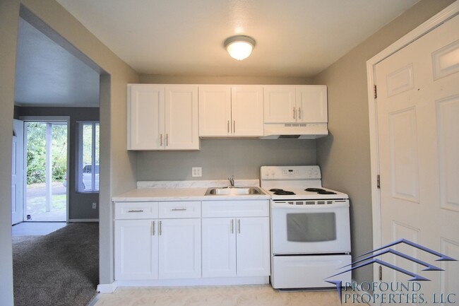 13103 SE Lincoln St in Portland, OR - Building Photo - Building Photo