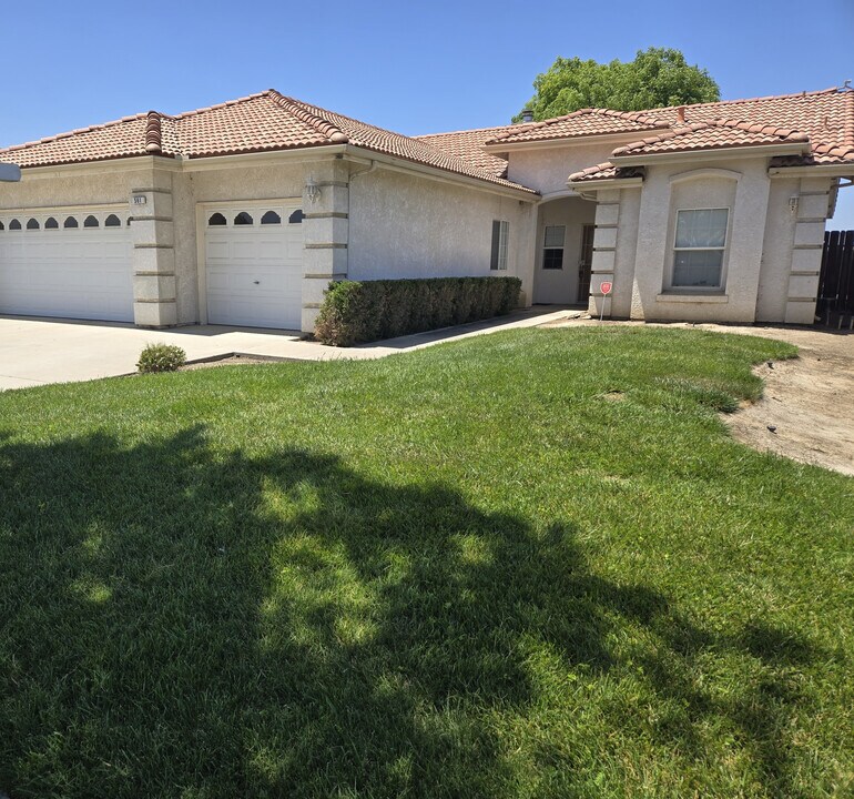 561 Bluejay Ave in Lemoore, CA - Building Photo