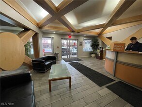 2222 Detroit Ave in Cleveland, OH - Foto de edificio - Building Photo