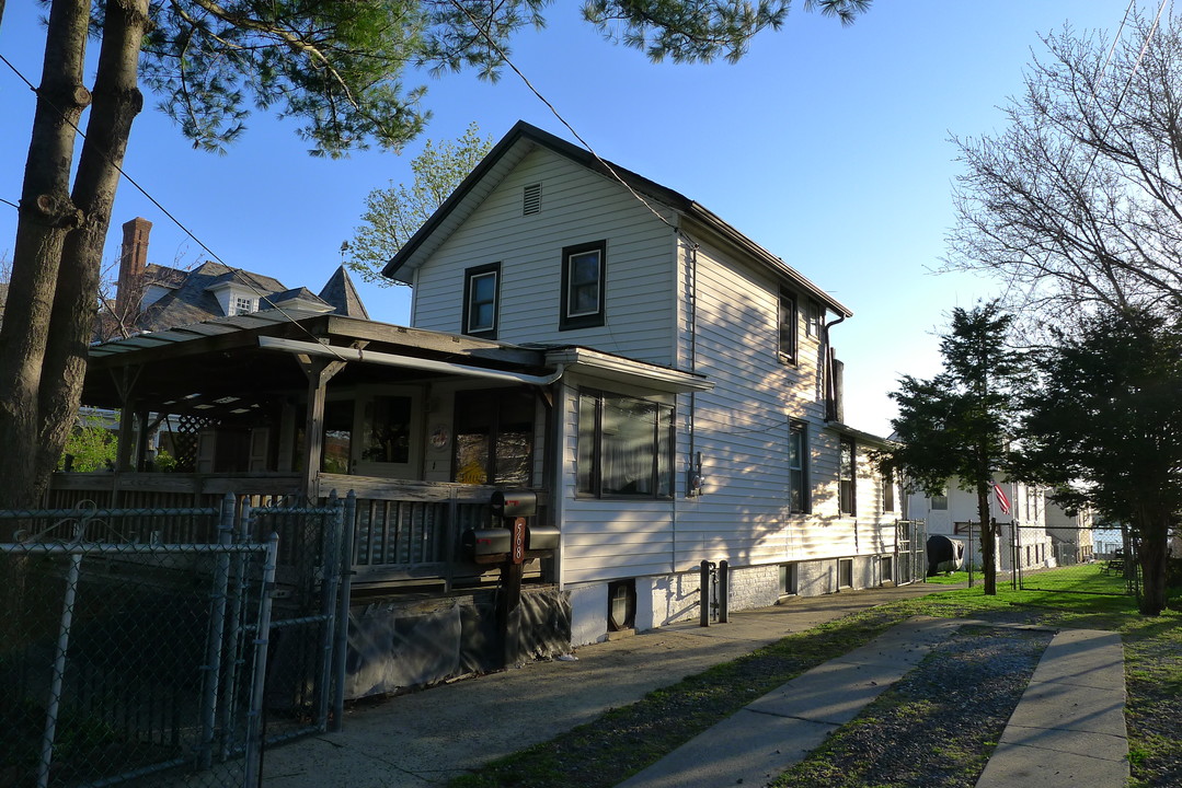 574 Minnieford Ave in Bronx, NY - Building Photo