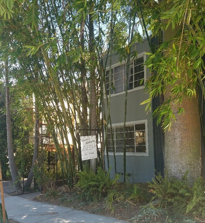 8616 Holloway Dr in West Hollywood, CA - Building Photo