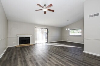 8204 N 60th Dr in Glendale, AZ - Building Photo - Building Photo