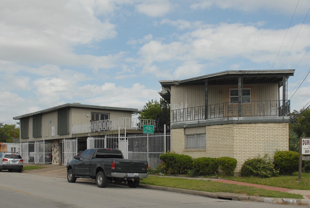 Dumble Apartments in Houston, TX - Building Photo