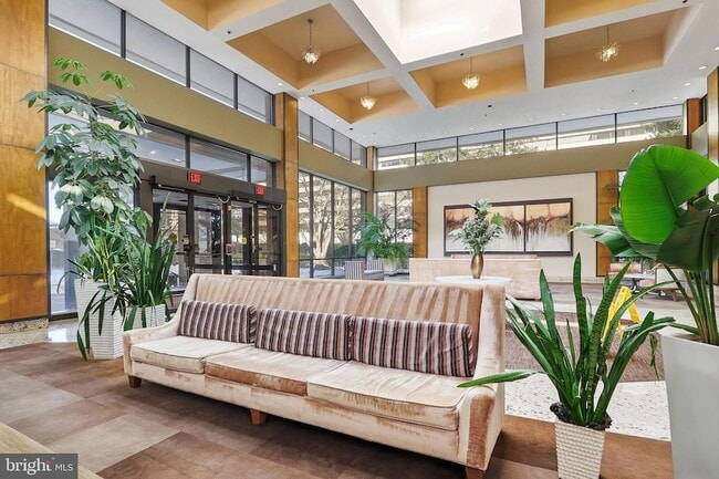 3709 S George Mason Dr, Unit T3E in Baileys Crossroads, VA - Building Photo - Building Photo