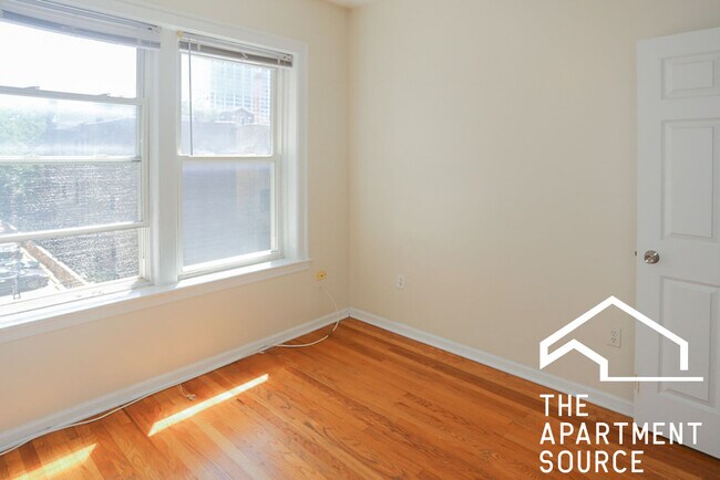 3912 N Pine Grove Ave, Unit 2W in Chicago, IL - Building Photo - Building Photo