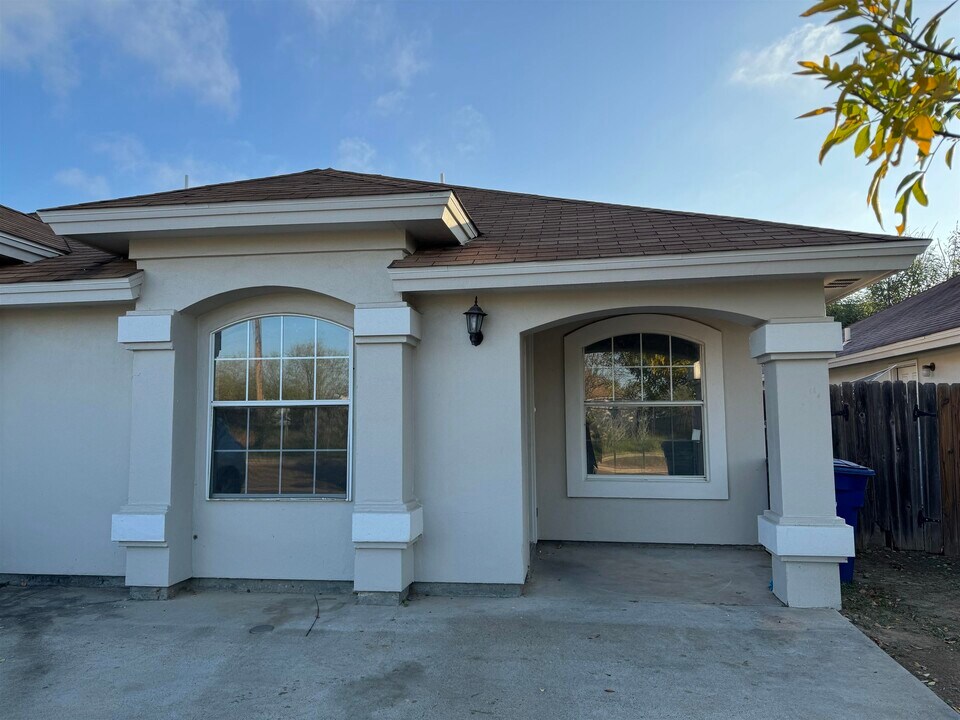 7301 Wagner Ct in Laredo, TX - Building Photo