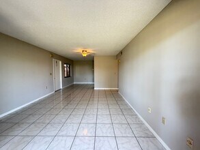 5175 Vineland Rd in Orlando, FL - Building Photo - Building Photo