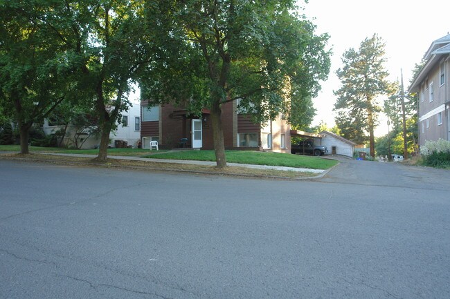 620 S Cedar St in Spokane, WA - Foto de edificio - Building Photo