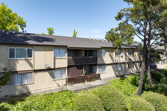 Summit Ridge Condominiums in Vallejo, CA - Foto de edificio - Building Photo