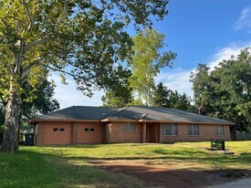 106 Jane Dr in Columbus, TX - Building Photo