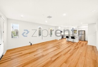 2215 W Orange Ave in Anaheim, CA - Foto de edificio - Building Photo