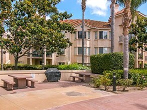 550 Camino De La Reina in San Diego, CA - Building Photo - Building Photo