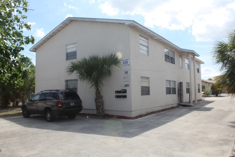 3305 Avenue J in Riviera Beach, FL - Foto de edificio