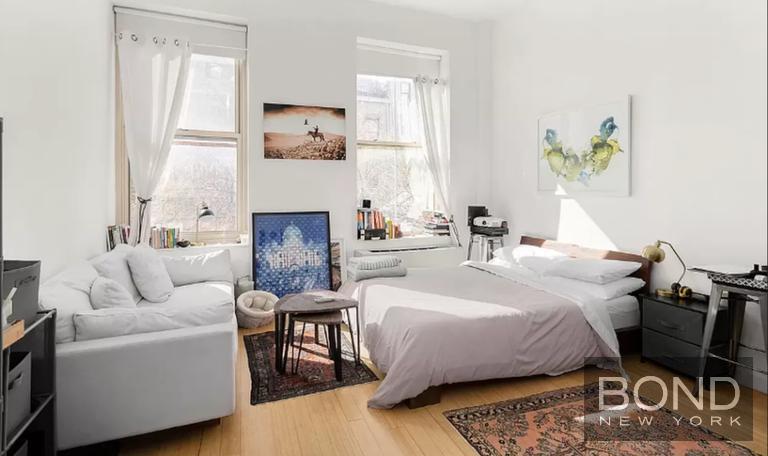 19 St Marks Pl in New York, NY - Building Photo