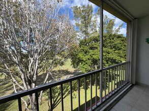 1055 Country Club Dr in Margate, FL - Building Photo - Building Photo