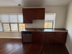 2048 W Touhy Ave in Chicago, IL - Building Photo - Building Photo