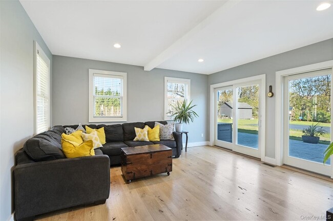 148 Montauk Hwy in Westhampton, NY - Building Photo - Building Photo