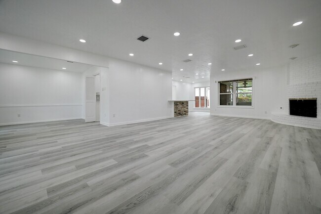 9807 Braewick Dr in Houston, TX - Building Photo - Building Photo