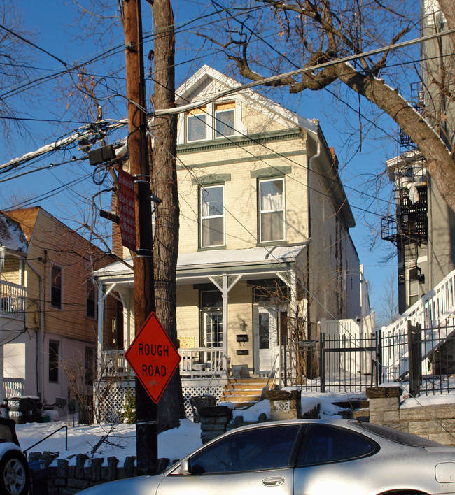 2427 W Clifton Ave in Cincinnati, OH - Foto de edificio - Building Photo