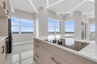 18011 Biscayne Blvd in Aventura, FL - Building Photo - Building Photo