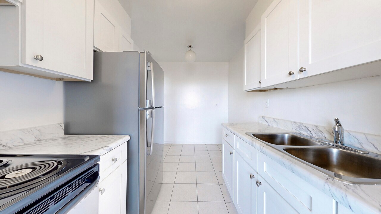 Buckingham House in Toronto, ON - Building Photo