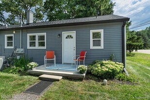2392 W Auburn Rd in Rochester Hills, MI - Building Photo