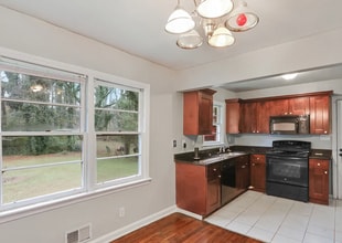 3243 Pinehill Dr in Decatur, GA - Building Photo - Building Photo