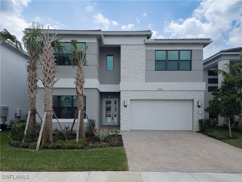 12813 Hawkins Dr in Estero, FL - Foto de edificio