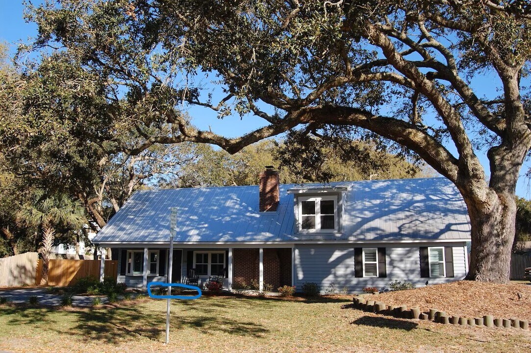 2100 Waterway Blvd in Isle Of Palms, SC - Building Photo