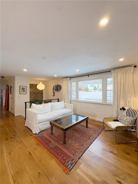 14 Pocahontas Dr in Middletown, RI - Foto de edificio - Building Photo