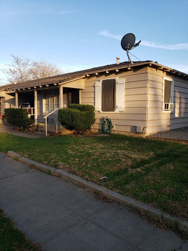 1145 Hickory St in Red Bluff, CA - Foto de edificio - Building Photo