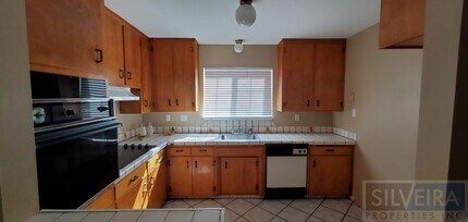 1642 N Russell Ave in Santa Maria, CA - Building Photo - Building Photo