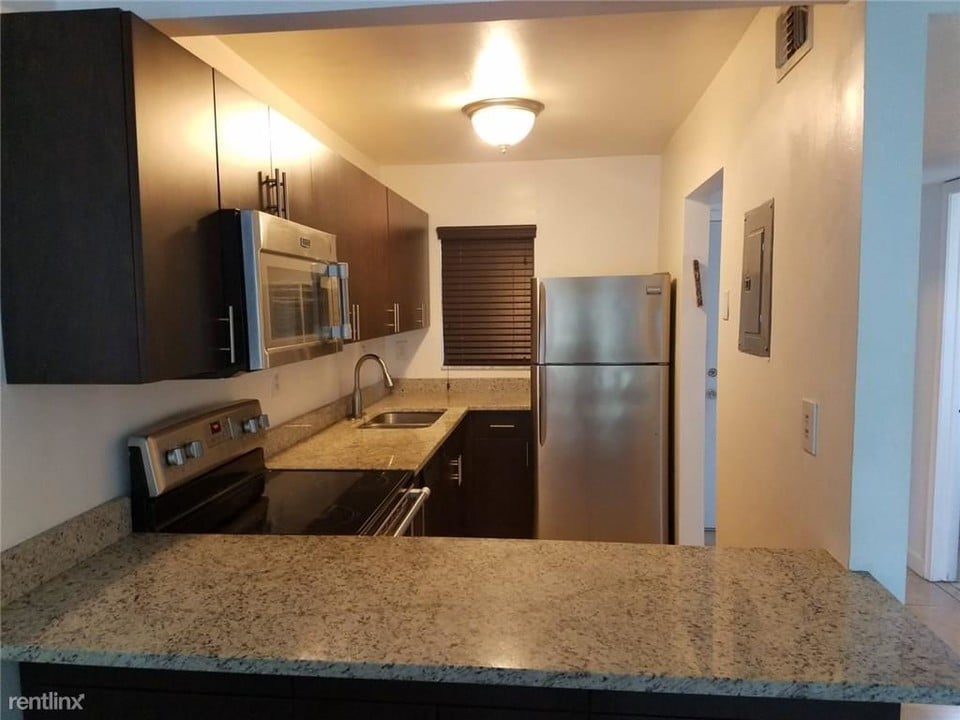 4121 Stirling Rd-Unit -Apt 204 in Davie, FL - Building Photo