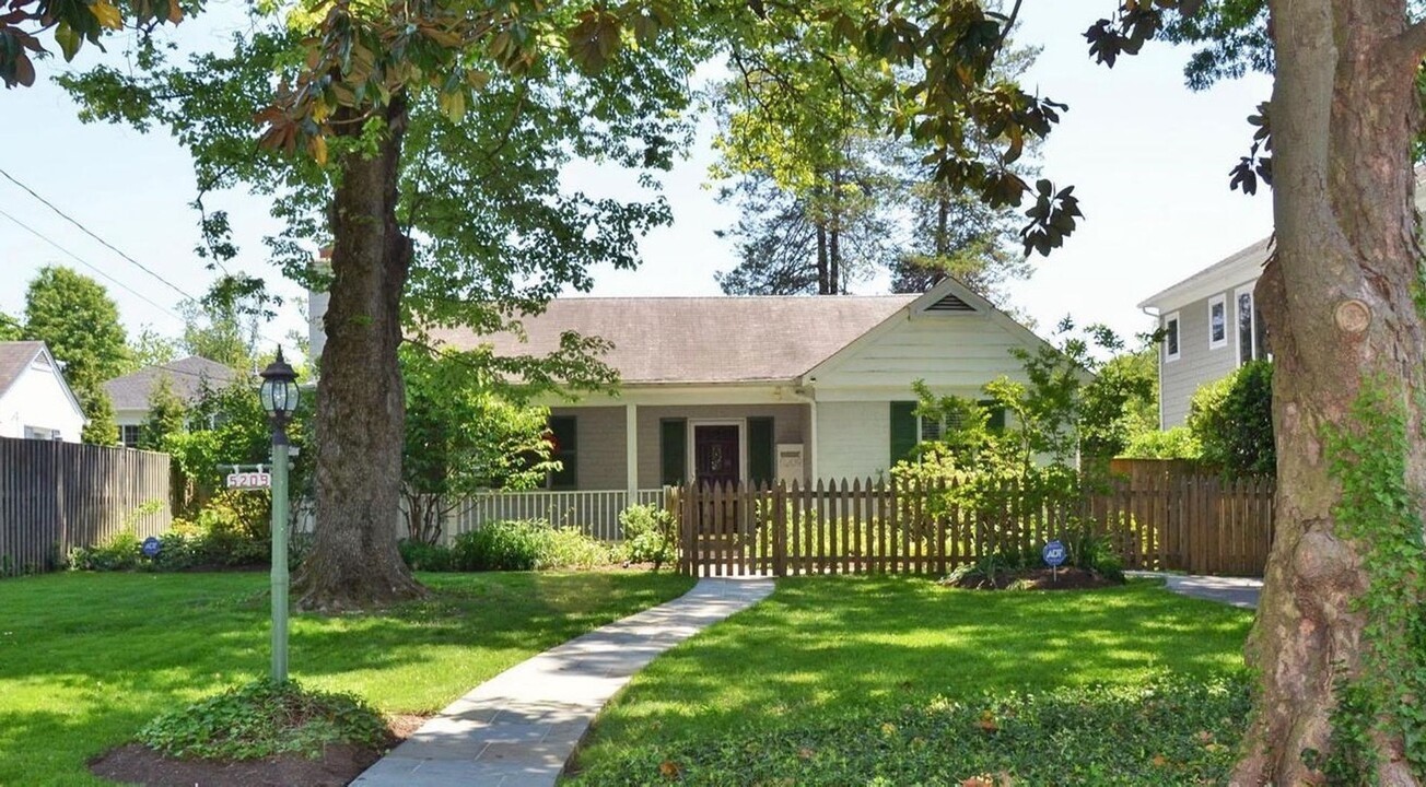 5209 Sangamore Rd in Bethesda, MD - Building Photo