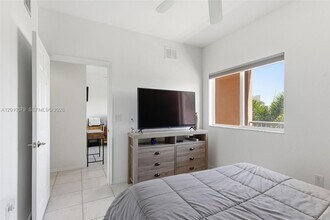 7765 Yardley Dr in Tamarac, FL - Building Photo - Building Photo