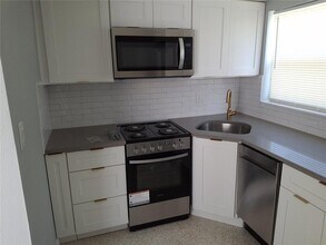 11355 3rd St E, Unit 1 in Treasure Island, FL - Foto de edificio - Building Photo