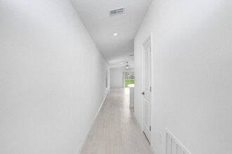 11545 Radiant Shr Lp in San Antonio, FL - Building Photo - Building Photo