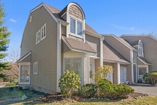 1 Spring Pond Dr in Ossining, NY - Building Photo