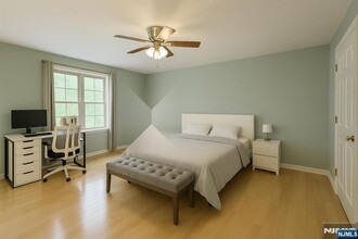 23 Legend Hills Dr in Edgewater, NJ - Building Photo - Building Photo